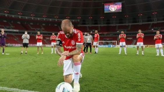 El ex River colgó los botines pero no descartó volver con otras funciones en Inter de Porto Alegre.