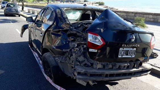 Un adolescente protagonizó otro capítulo de imprudencia al volante en Mar del Plata. Se despistó, impactó contra una señal de tránsito e hirió a una joven. / Gentileza: @gonzalogobbi