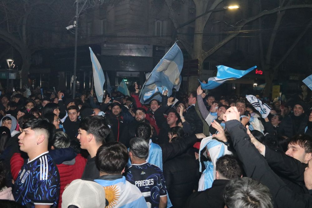 Miles de mendocinos coparon el KM 0 para celebrar el pase de Argentina a semifinales del Mundial 2026