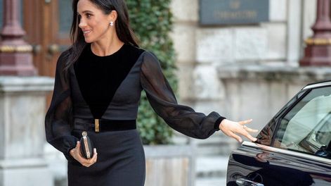 Meghan asombra a los británicos... cerrando la puerta de su auto