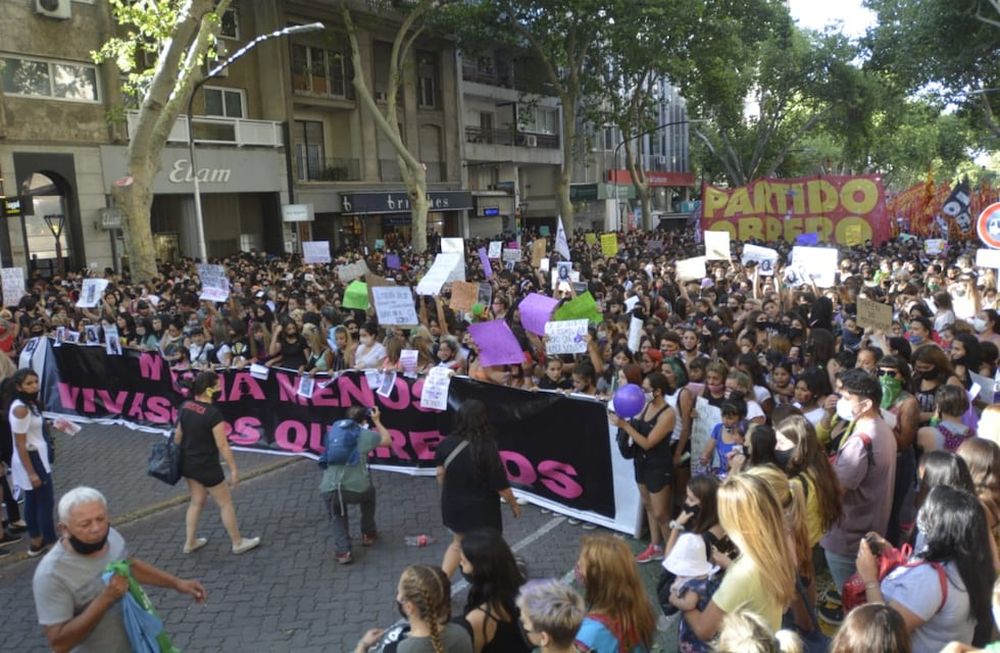 Una multitudinaria manifestación para pedir justicia por el femicidio de Florencia Romano recorrió las calles del centro de Mendoza. Nicolás Ríos / Los Andes