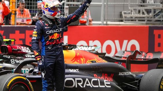 El piloto holandés de Red Bull Max Verstappen saluda luego de ganar la carrera sprint del Gran Premio de China de la Formula 1. / Gentileza.