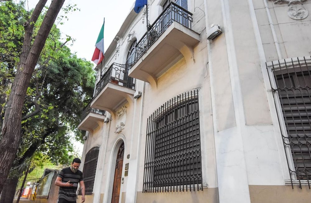 En los consulados notan un incremento en las consultas y los testimonios confirman que seguir escribiendo la propia historia en otra tierra está entre los proyectos de muchos. / Mariana Villa