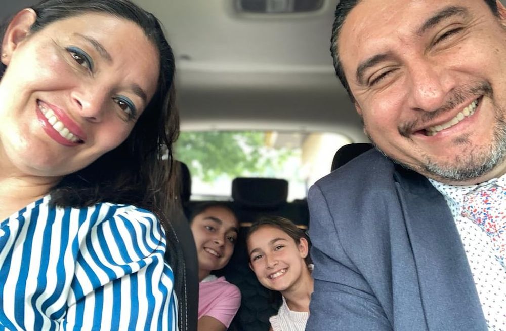 Fernando Funes y Carolina son mendocinos, pero se conocieron y enamoraron en los Estados Unidos. En la foto, junto a sus dos hijas, Melina y Angelina.