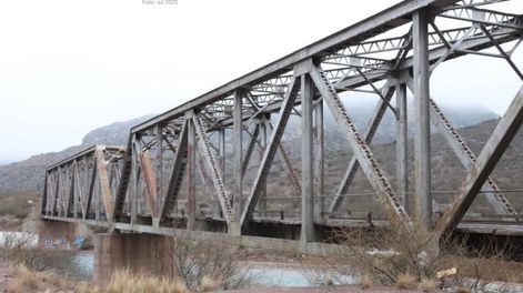 El viejo puente que comunica la costa norte de Potrerillos con la ruta 7.