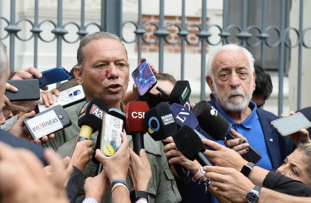 El ministro de Seguridad bonaerense, Sergio Berni, y el titular de la Unión Tranviarios Automotor (UTA), Roberto Fernández, tras la reunión en La Plata. (Clarín)