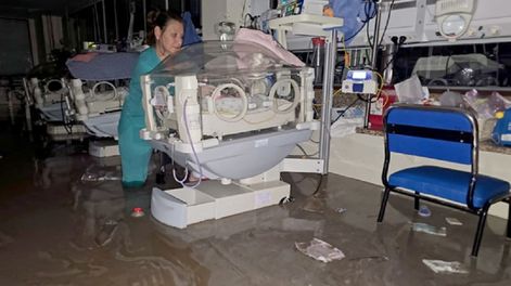 Temporal: rescate de bebés en el hospital Penna de Bahía Blanca (Gentileza Clarín)