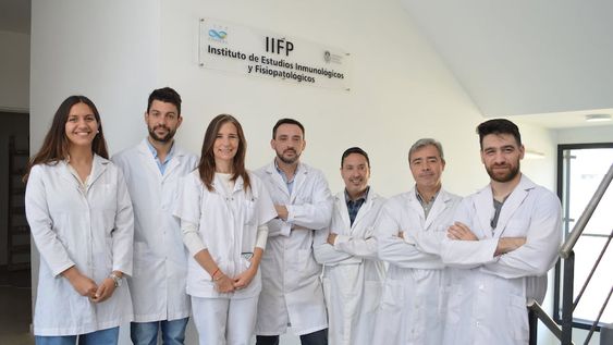 Ivana Ivanoff Marinoff, Rodrigo Papa Gobbi, Natalia Lausada, Pablo Stringa, Claudio Ledesma, Leandro Vecchio Dezillo y Martín Rumbo, del Instituto de Estudios Inmunológicos y Fisiopatológicos (IIFP, CONICET-UNLP). Foto: CONICET Fotografía/Rayelén Baridón