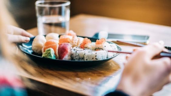 Mujer quemada con ácido en el Bombal: detuvieron a la amiga con la que fue a comer sushi