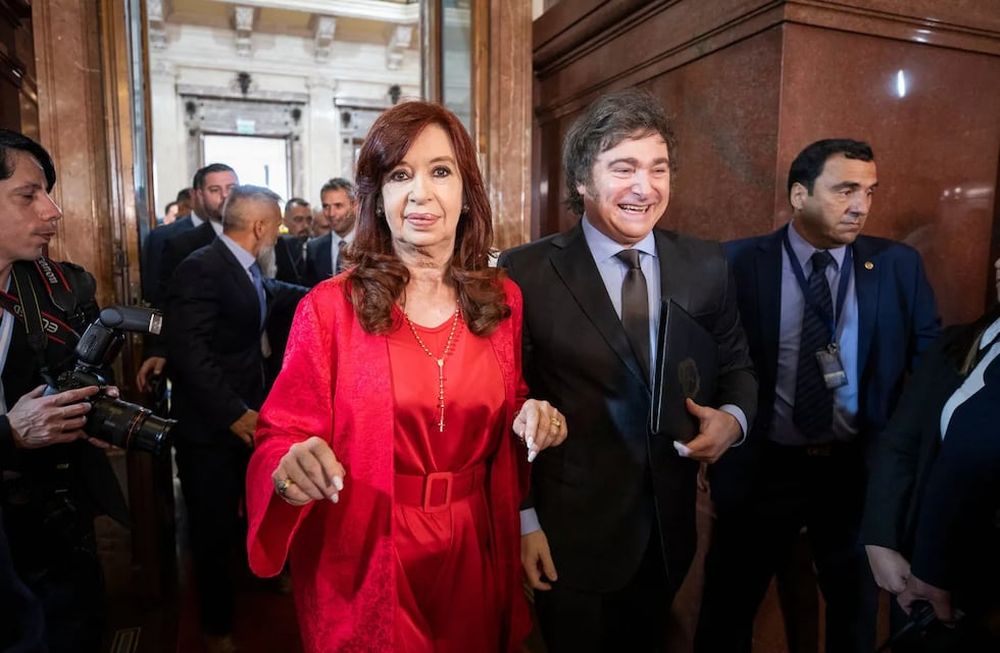 La ex mandataria Cristina Kirchner volvió hoy a cargar contra Javier Milei, a quien le pidió que deje de decir estupideces