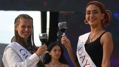 Los Andes | Este año Guaymallén “coronó” a Natalia Mercery (35), mamá de tres chicos, cantante y gestora de proyectos solidarios. Martina Gil,es la segunda representante. | Foto: José Gutiérrez / Los Andes