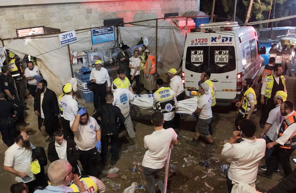 Oficiales de seguridad y rescatistas israelíes cuerpos de víctimas que murieron durante las celebraciones de Lag BaOmer en el monte Meron en el norte de Israel.