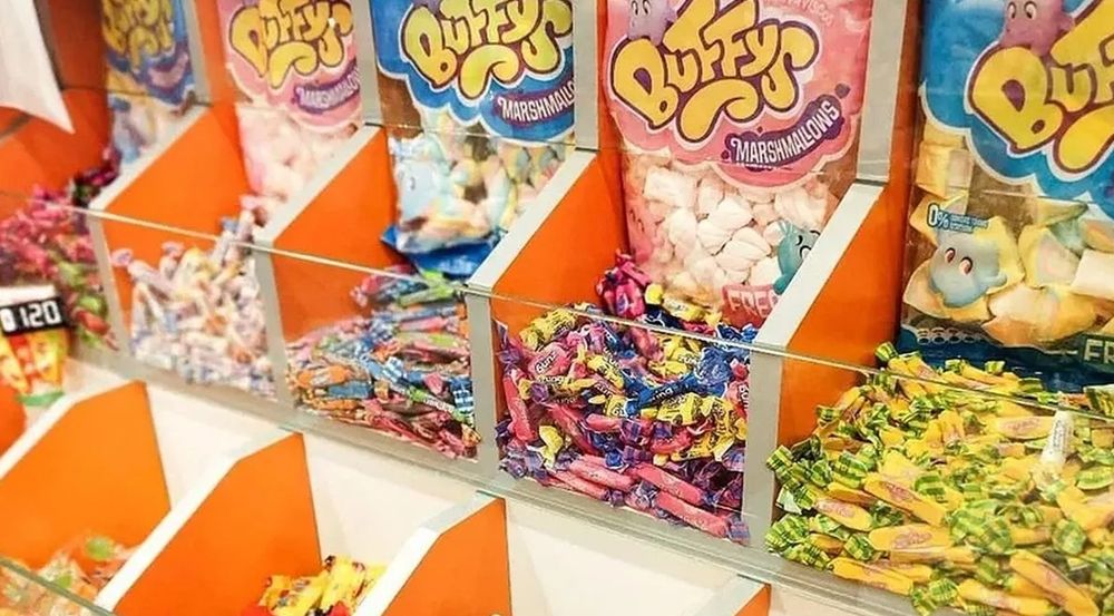 À Almagro, Dulcemente Cosas Ricas fête son 12e anniversaire et lance une campagne rétro. Les ventes des kiosques ont chuté de près de 24 %, et 16 000 ont déjà fermé dans tout le pays.