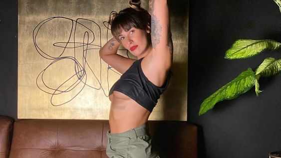 Ivana Nadal se mostró con un top underboobs y pollera tableada y reveló cuál es su plan ideal
