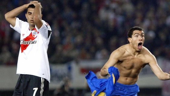 Carlitos Tevez ya convirtió el empate parcial de Boca y desató la locura de todos los jugadores de Boca. Lo sufre el Rolfi Montenegro.