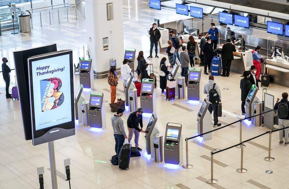 Los viajeros esperan para registrarse para sus vuelos en el aeropuerto LaGuardia, en el distrito de Queens de Nueva York. Foto: AP