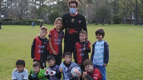 Eduardo Domínguez entrenó a un grupo de chicos hinchas de Colón luego de ganar el campeonato de Primera División.
