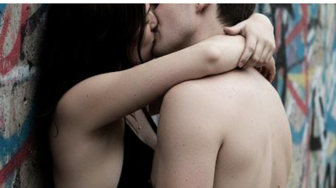 Relaciones en un cementerio o en la base de un cerro: los insólitos sitios públicos que recomienda una web