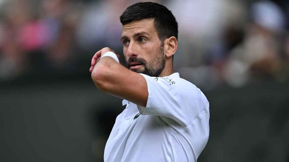 TENIS. Con Federer en el palco real, Djokovic gan&oacute; un partidazo y acecha su r&eacute;cord en Wimbledon.&nbsp;