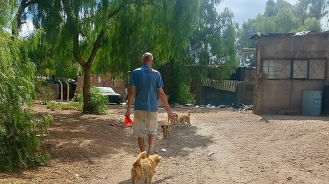 Pablo recorre barrios buscando a los amigos olvidados.