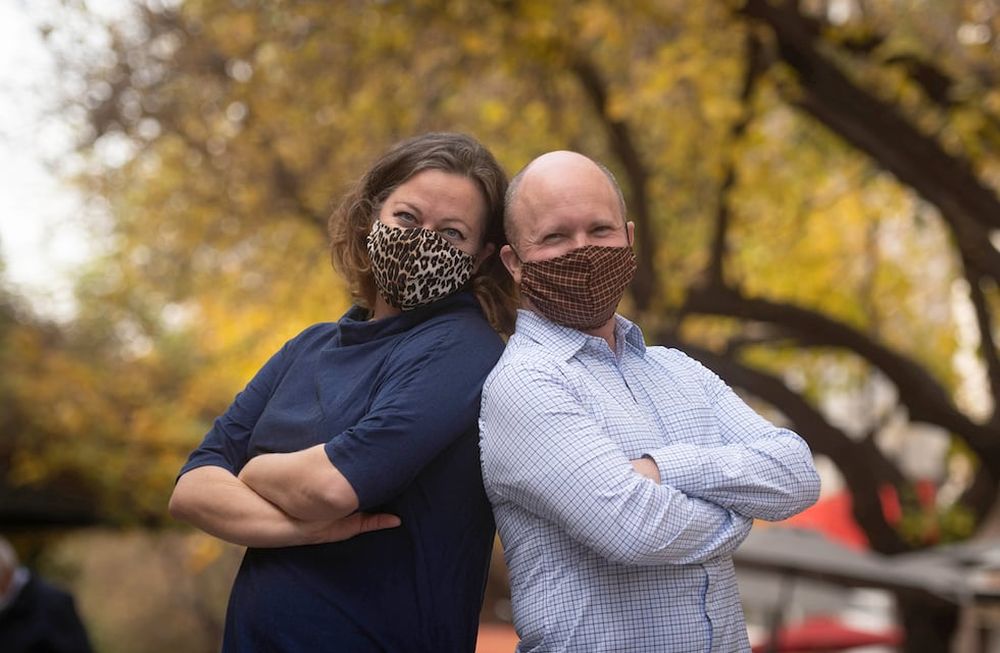 Lauren y BJ se sienten seguros en Argentina. Tienen temor de volver a EEUU, donde la enfermedad deja miles de muertos. Foto: Ignacio Blanco / Los Andes
