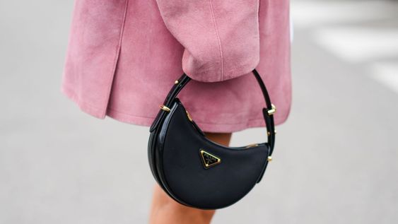 adios a los bolsos aburridos: la microtendencia que tenes que conocer para estar a la moda este invierno