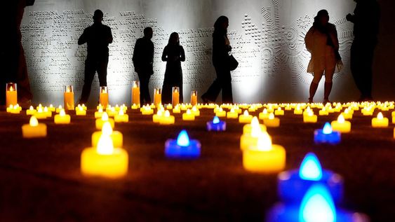 La comunidad judía de Los Ángeles y líderes interreligiosos celebran una ceremonia de encendido de velas para conmemorar el momento exacto del primer aniversario desde que Hamas encabezó los ataques contra Israel el 7 de octubre, en una ceremonia en el Museo de la Tolerancia en Los Ángeles el domingo 6 de octubre de 2024. (Foto AP/Damian Dovarganes)