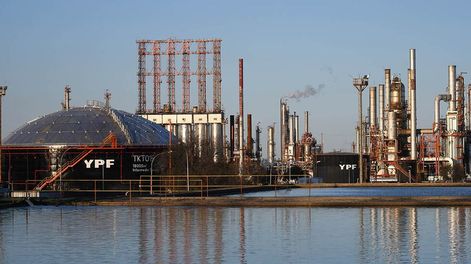 La petrolera YPF y el gobierno provincial anunciaron inversiones en Vaca Muerta.