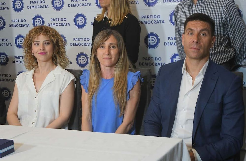 Elecciones presidenciales 2023 en la República Argentina.Festejos en el bunker del partido La Libertad Avanza de Javier Milei en MendozaLourdes  Arrieta, Mechi Llano y Facundo Correa Llano en conferencia de prensa Foto: José Gutierrez / Los Andes