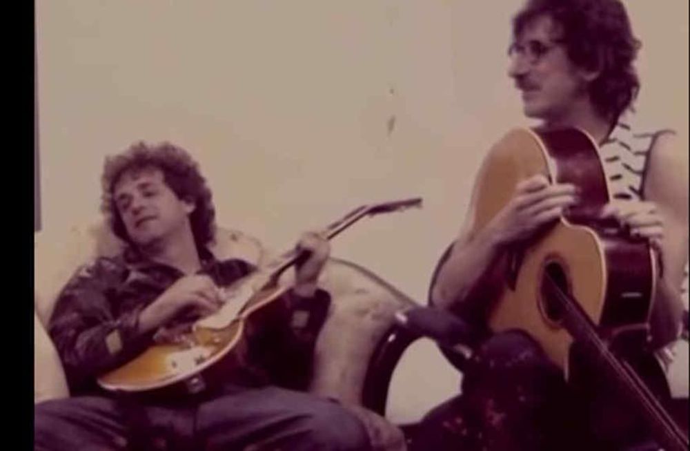 Cerati y Charly (en la imagen falta Fito) zapando con las guitarras desenchufadas. Foto: captura Youtube.