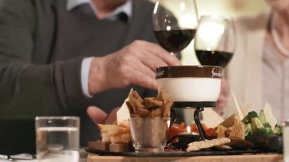Para vivir más de 90 años hay que beber una copa de vino al día, según un estudio europeo