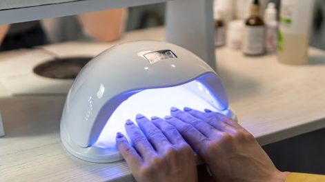Científicos del Conicet comprobaron el peligroso efecto las lámparas de secado de esmalte de uñas.