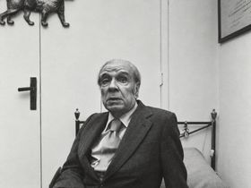 Portada del suplemento de Página/12 con Borges en su habitación. Sobre la pared se distingue el diploma del primer doctorado honoris causa que recibió en su vida, otorgado en Mendoza por la Universidad Nacional de Cuyo.
