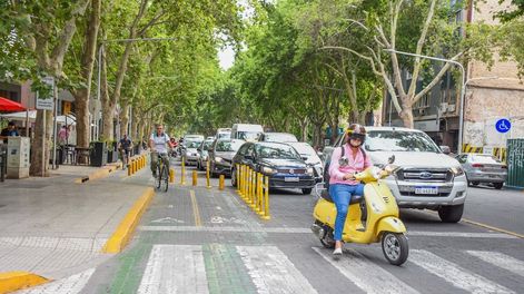 Los Andes | En avenida San Martín y Alem se genera un “embudo” debido al estrechamiento de la calzada por la ciclovía. | Foto: Mariana Villa / Los Andes