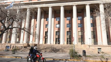 Los Andes | De un saque. Tras firmar un acuerdo con Celso Jaque, los magistrados locales están enganchados con sus pares de la Justicia Federal. El porcentaje es en un solo tramo.