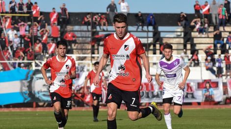Los Andes | Maipú vs Villa Dálmine. El Cruzado volvió al triunfo luego de 5 partidos sin ganar y se metió en zona de reducido. Marcelo Eggel, extremo derecho de Maipú. Fotos: Mariana Villa / Los Andes
