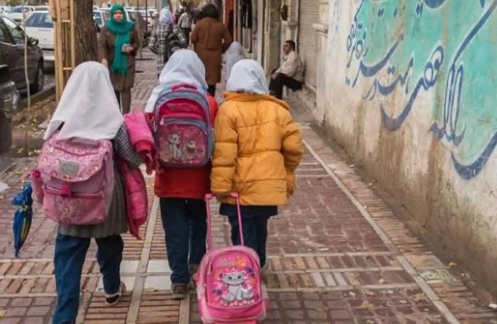 El gobierno iraní comenzó una investigación por la cantidad de casos en los que arrojan gas tóxico a escuelas de niñas, dejando a decenas de intoxicadas en las últimas semanas.