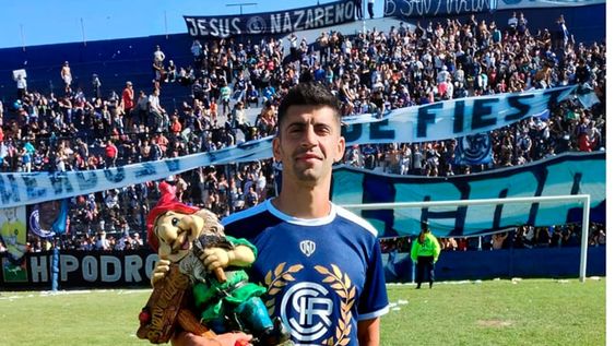 Luciano Abecasis fue uno de los jugadores claves en Independiente y, contó que a diario, al llegar y salir de la entidad del Parque, siempre saludó al duende de los ascensos.
