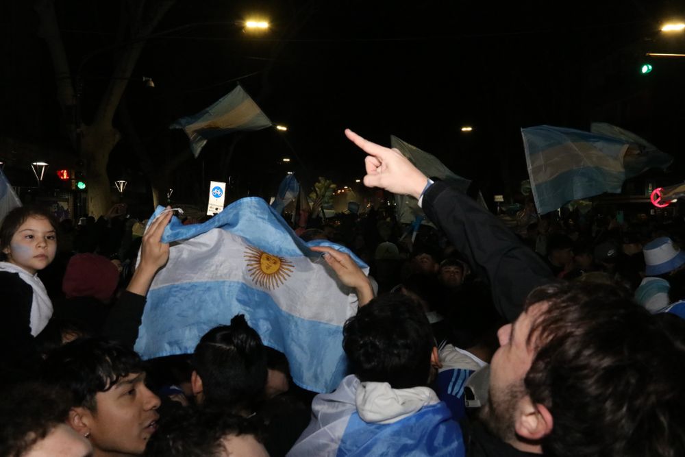 Miles de mendocinos coparon el KM 0 para celebrar el pase de Argentina a semifinales del Mundial 2026