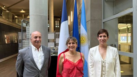 La ministra de Ambiente y Energía, Jimena Latorre, junto con autoridades de la Agencia Francesa para el Desarrollo (AFD).