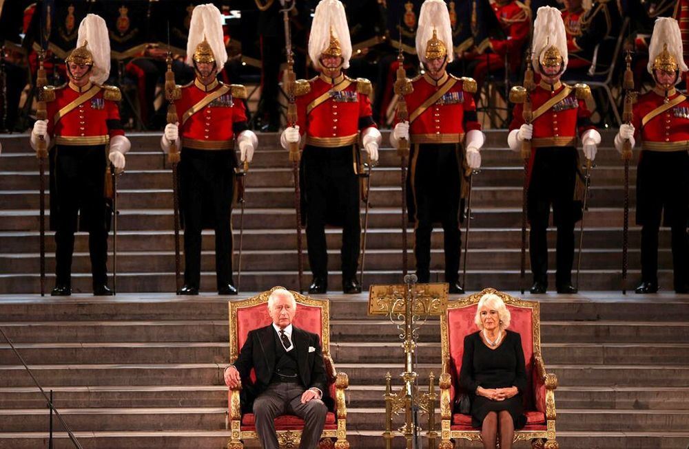 El rey Carlos III y Camilla, la reina consorte, se sientan en Westminster Hall, donde ambas cámaras del parlamento se reunieron para expresar sus condolencias, luego de la muerte de la reina Isabel II, en Londres.(AP)