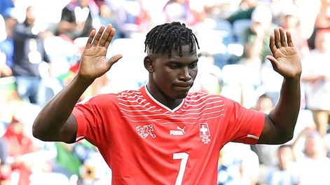 Breel Embolo se convirtió en el primer futbolista en marcarle a la selección del país donde nació.