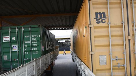 Los Andes | El transporte de mercadería a Paraguay se realiza vía terrestre, con un tiempo estimado de 25 horas en camión. Foto: Marcelo Rolland / Los Andes