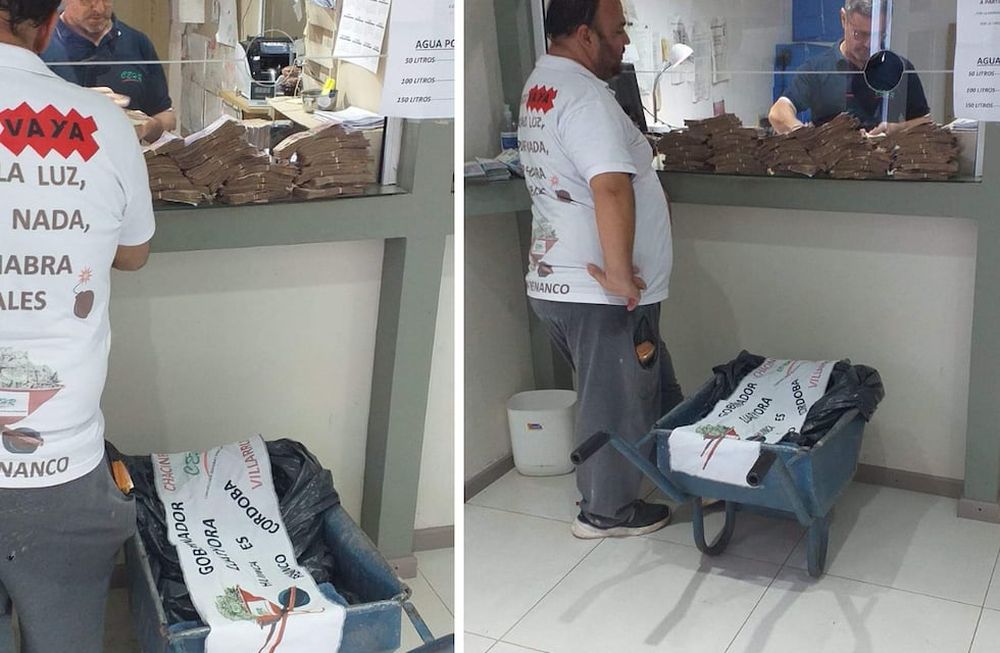 Llevó una carretilla llena de plata a una Cooperativa para pagar la luz.