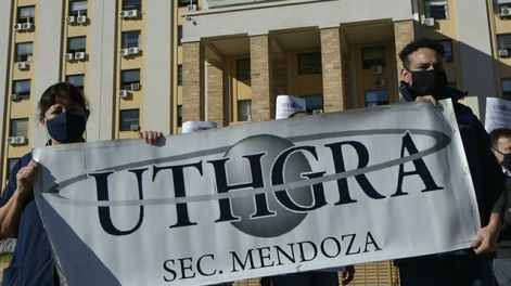 Los trabajadores hoteleros y gastronómicos pidieron por una ayuda económica. - Orlando Pelichotti / Los Andes