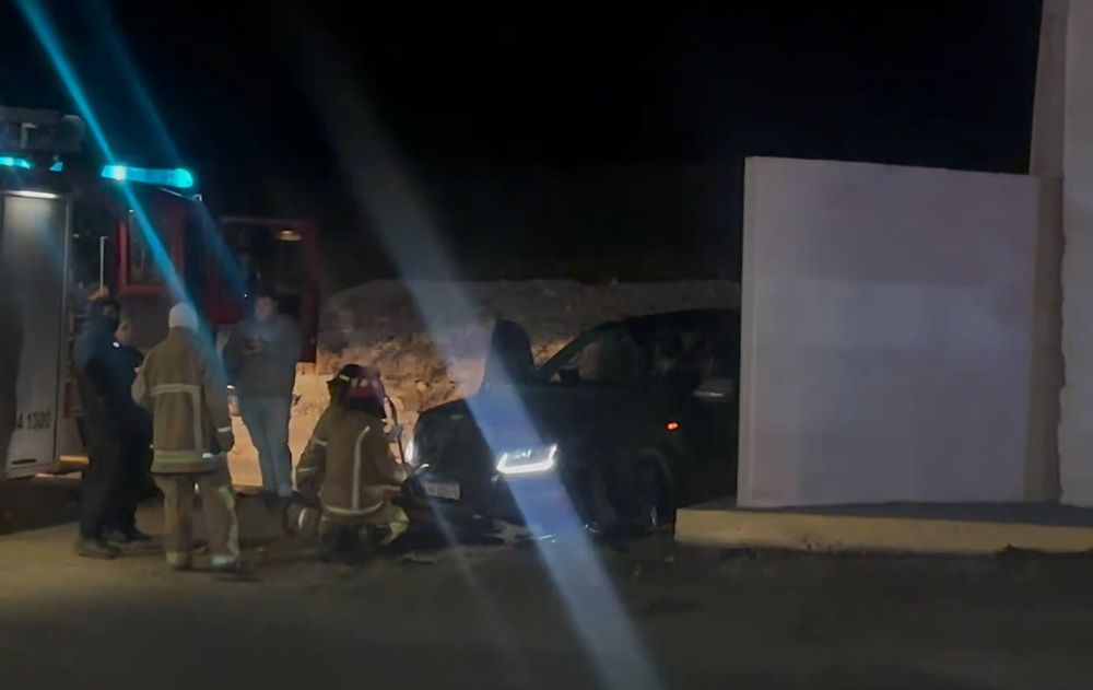 Una familia a bordo de una camioneta chocó contra el monumento del ingreso a Lavalle
