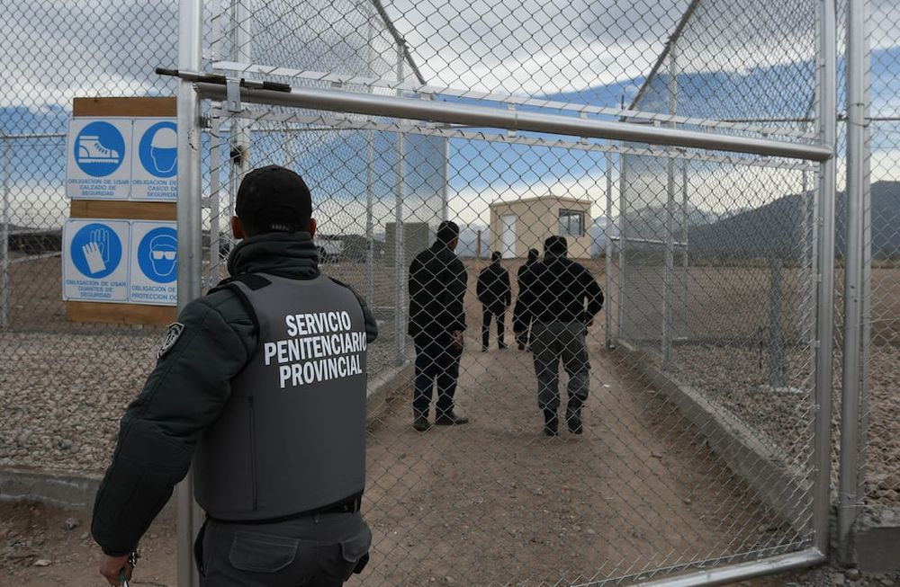 Diez personas fueron procesadas con prisión preventiva por integrar una organización criminal que operaba desde el interior del Complejo Penitenciario Federal VI de Cuyo.