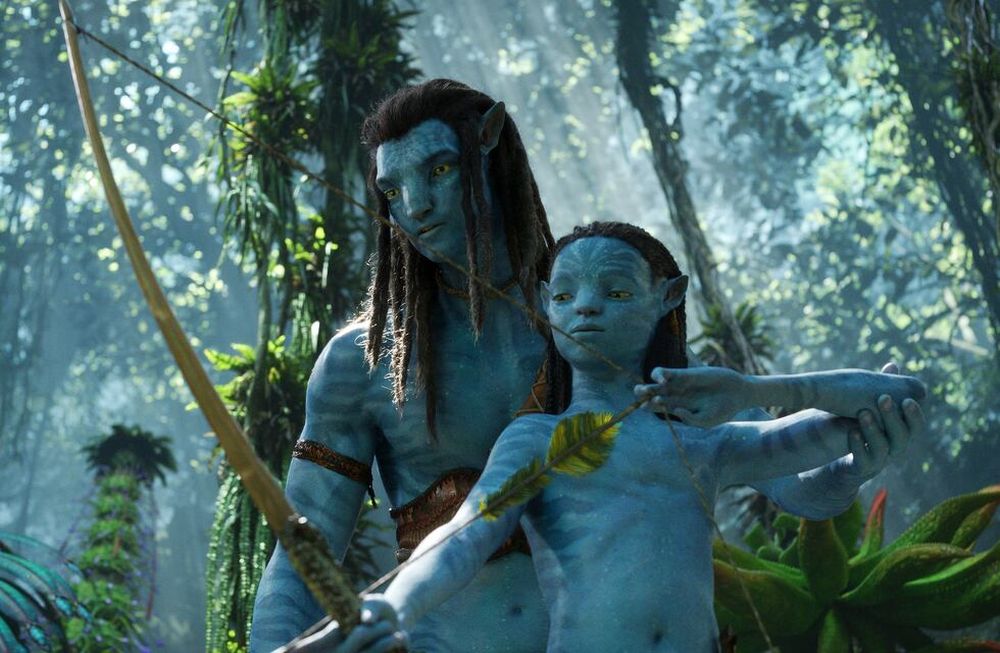 (L-R): Jake Sully and Neteyam in 20th Century Studios AVATAR: THE WAY OF WATER. Photo courtesy of 20th Century Studios. © 2022 20th Century Studios. All Rights Reserved.