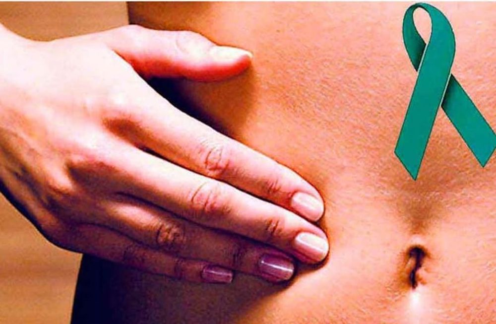 Cáncer de ovario. Factores de riesgo: la edad y el historial familiar, ser portador de anormalidades o mutaciones en los genes BRCA1 o BRCA2 aumenta la posibilidad de padecer el cáncer (Semmexico.org).