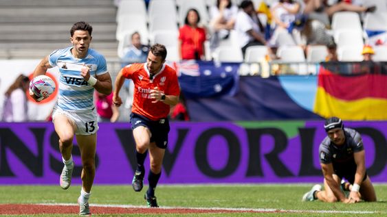 Rugby. Marcos Moneta corre a marcar un try en el partido, que Argentina venció a su similar de Alemania